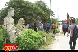 Giải tỏa hành lang ATGT tuyến đường gom trên đại lộ Thăng Long