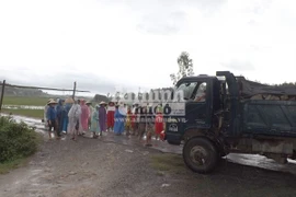 Dân chặn xe tải phá đường, đòi đối thoại với lãnh đạo xã