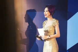 “Búp bê” Thanh Thảo xinh đẹp trẻ trung làm MC chung kết “Cùng nhau tỏa sáng”