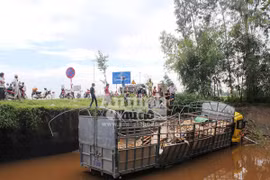 Tránh xe máy, xe tải chở gạch lao xuống kênh, 4 người bị thương