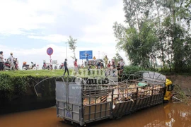 Tránh xe máy, xe tải chở gạch lao xuống kênh, 4 người bị thương