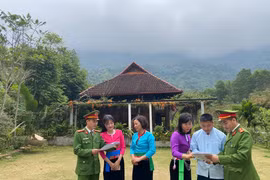 'Đi từng ngõ, gõ từng nhà' tuyên truyền vận động nhân dân phòng chống xuất nhập cảnh trái phép