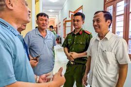 Đánh giá kỹ những tồn tại và kết quả các mặt công tác để phục vụ nhân dân tốt hơn