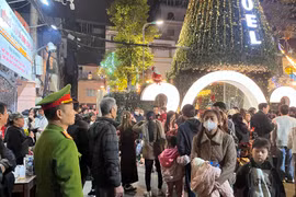 Hình ảnh lực lượng Công an Hà Nội xuyên đêm giữ bình yên cho nhân dân vui đón Giáng sinh