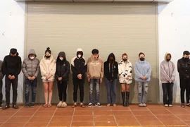 Đột kích quán karaoke không phép, phát hiện nhóm nam nữ đang "bay lắc"