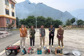 Bắt quả tang 5 người đàn ông khai thác vàng trái phép