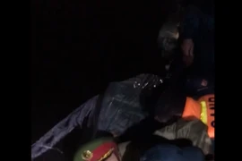 Xúc động hình ảnh cán bộ Công an lấy thân mình ngăn đoạn đê gia cố sắp vỡ trong đêm