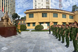 Cụm thi đua số 11 Công an quận Thanh Xuân dâng hoa tại Tượng đài Chủ tịch Hồ Chí Minh