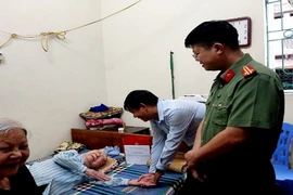 Nhiều hoạt động thăm hỏi, tặng quà các gia đình thương binh liệt sỹ và cơ sở tôn giáo