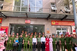 Gắn biển công nhận Công an phường Ô Chợ Dừa 'kiểu mẫu về an ninh trật tự và văn minh đô thị'