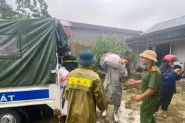 Hình ảnh Công an huyện Ứng Hoà khẩn trương hỗ trợ nhân dân di dời tài sản 