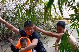 Không quản hiểm nguy, cán bộ Công an cùng người dân cứu một em bé bị nước lũ cuốn trôi