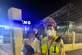 Mẹ dùng xe máy 'địu' con 3 tháng tuổi vượt trăm cây số về quê, đúng lúc hết xăng thì gặp các chiến sỹ Cảnh sát giao thông