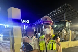 Mẹ dùng xe máy 'địu' con 3 tháng tuổi vượt trăm cây số về quê, đúng lúc hết xăng thì gặp các chiến sỹ Cảnh sát giao thông