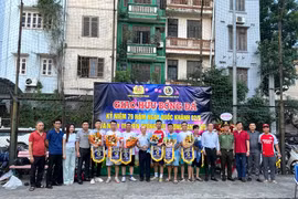 Sôi nổi giải bóng đá các đơn vị trong và ngoài lực lượng Công an nhân dân