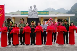 Hơn 200 cán bộ, nhân dân vùng biên tham dự lễ khánh thành tượng đài “Bác Hồ với chiến sĩ Biên phòng” 