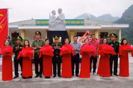 Hơn 200 cán bộ, nhân dân vùng biên tham dự lễ khánh thành tượng đài “Bác Hồ với chiến sĩ Biên phòng” 