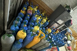 Phát hiện kho chứa gần 100 bình khí "bóng cười"