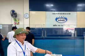 Cán bộ nhân viên Bến xe Giáp Bát chung tay ủng hộ nhân dân vùng bão lũ