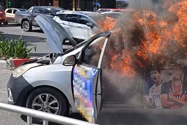 Xe taxi đang lưu thông trên phố ở Hà Nội bỗng... cháy dữ dội