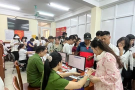 Phục vụ nhân dân làm Thẻ căn cước: Hết việc, không hết giờ!