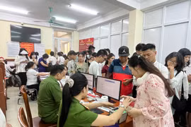 Phục vụ nhân dân làm Thẻ căn cước: Hết việc, không hết giờ!