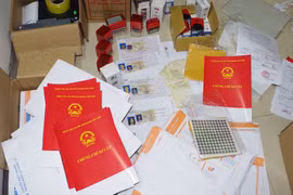 Đường dây làm giấy tờ giả thu lời bất chính khoảng 100 tỷ đồng