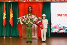 Thiếu tướng Nguyễn Hồng Ky trao quyết định điều động Phó Trưởng Công an quận Hà Đông 