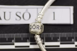Khởi tố chủ cửa hàng kinh doanh trang sức giả nhãn hiệu Pandora