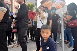 Em bé 5 tuổi theo bà nội từ Sơn La xuống Hà Nội xếp hàng chờ viếng Tổng Bí thư Nguyễn Phú Trọng