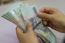 Khởi tố một trưởng thôn chiếm đoạt tiền của người dân