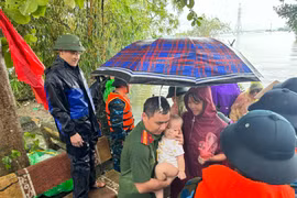 Nhiều hình ảnh xúc động về lực lượng Công an giúp đỡ nhân dân vượt qua ngập lụt