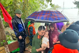 Nhiều hình ảnh xúc động về lực lượng Công an giúp đỡ nhân dân vượt qua ngập lụt