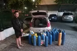 Đêm mồng 3 Tết, nam thanh niên "ship" hàng chục bình khí cười đi tiêu thụ