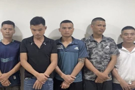 Đột kích quán karaoke, phát hiện 14 nam nữ đang "bay lắc"