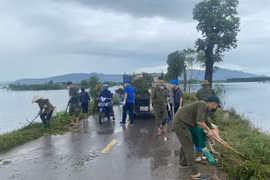 Cùng nhân dân "vùng rốn lũ" dọn dẹp vệ sinh môi trường sau ngập úng