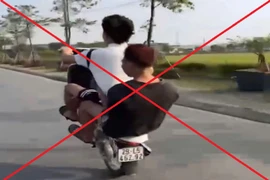 Giao xe máy cho con chở bạn "đi bốc đầu", bố bị xử phạt hành chính