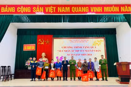 Trao tặng 40 suất quà “Tết Nhân Ái” cho các hộ gia đình có hoàn cảnh khó khăn 