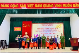 Trao tặng 40 suất quà “Tết Nhân Ái” cho các hộ gia đình có hoàn cảnh khó khăn 