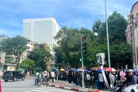 Người dân Thủ đô xếp hàng dài chờ vào viếng Tổng Bí thư Nguyễn Phú Trọng tại Nhà tang lễ Quốc gia
