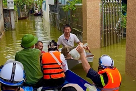 Nỗ lực hỗ trợ để nhân dân vùng ngập lụt sớm trở lại cuộc sống bình thường