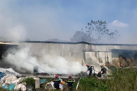 Cháy xưởng ép nhựa, giấy gây thiệt hại lớn về tài sản