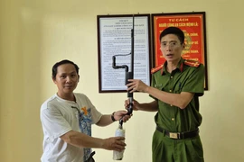 Người dân huyện Quốc Oai tự nguyện giao nộp nhiều vũ khí, vật liệu nổ, công cụ hỗ trợ