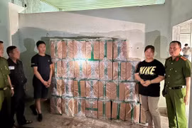 Khởi tố 3 đối tượng buôn bán 44.000 bao thuốc lá nhập lậu
