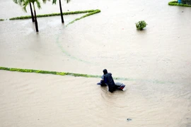 Mưa lớn dồn dập, Quảng Ninh chìm trong biển nước, 2 người chết