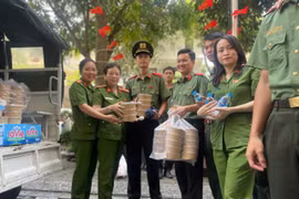 Nữ chiến sỹ Công an phường Phú Thượng tham gia bảo đảm ANTT sự kiện A80 