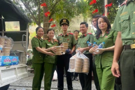 Nữ chiến sỹ Công an phường Phú Thượng tham gia bảo đảm ANTT sự kiện A80 