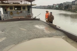 Bắt giữ tàu vận chuyển khoáng sản trái phép