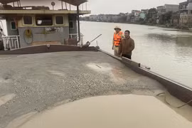 Bắt giữ tàu vận chuyển khoáng sản trái phép