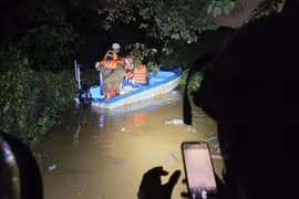 Công an phường Hồng Hà hỗ trợ người dân di dời khỏi nơi ngập nước 